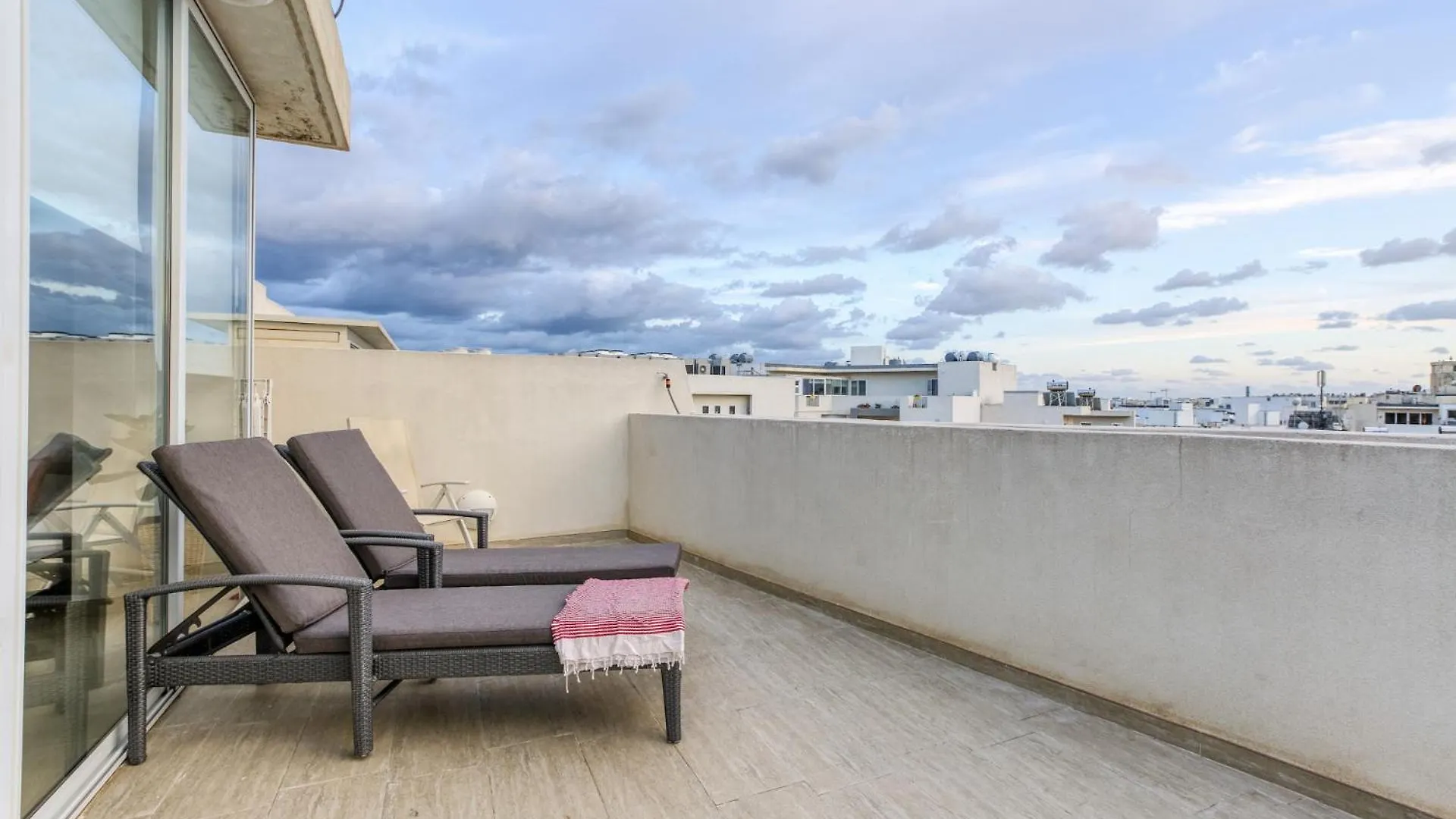 Malta Pool Penthouse Apartment Is-Swieqi
